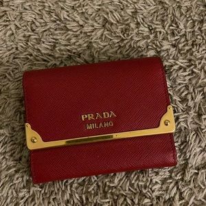 Prada red wallets for women

Small Saffiano Leather Wallet
